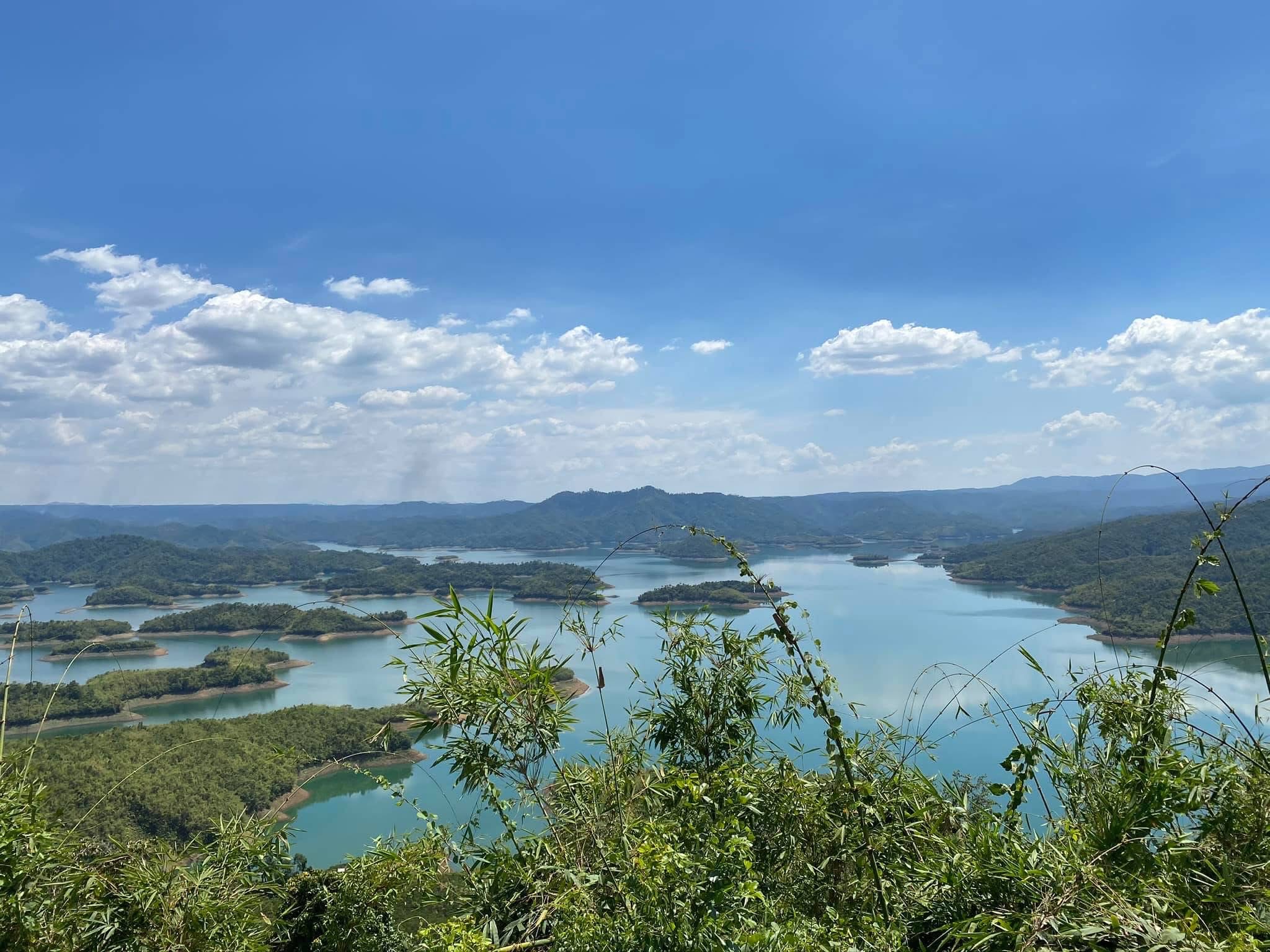 Không gian tiếp khách tại nơi ở gần hồ Tà Đùng