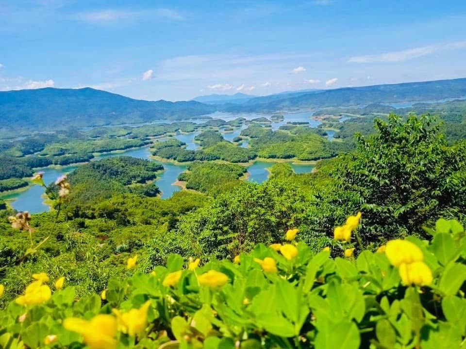 Sân vườn khu lưu trú ở Tà Đùng