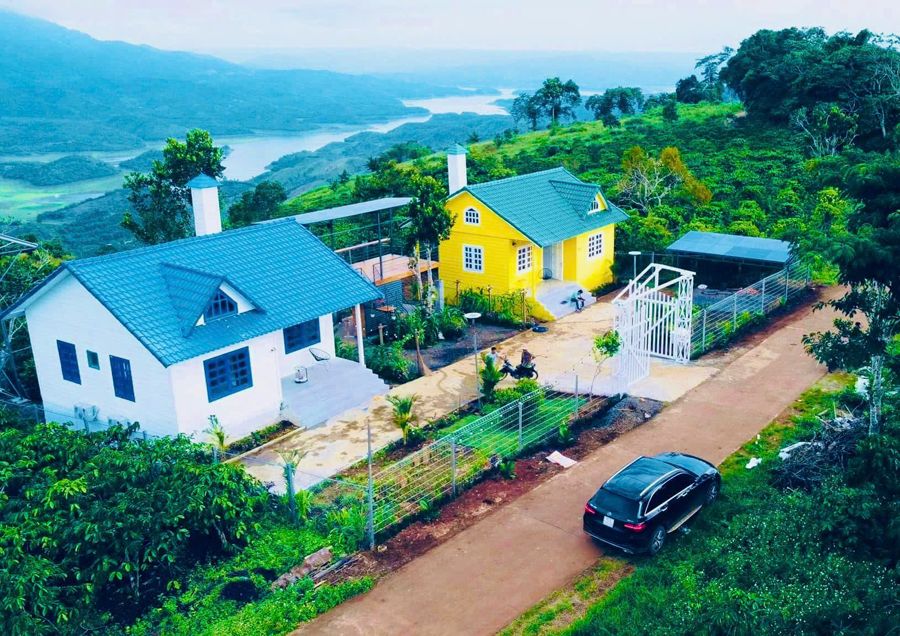 Nhà nghỉ trên triền đồi nhìn xuống mặt hồ Tà Đùng