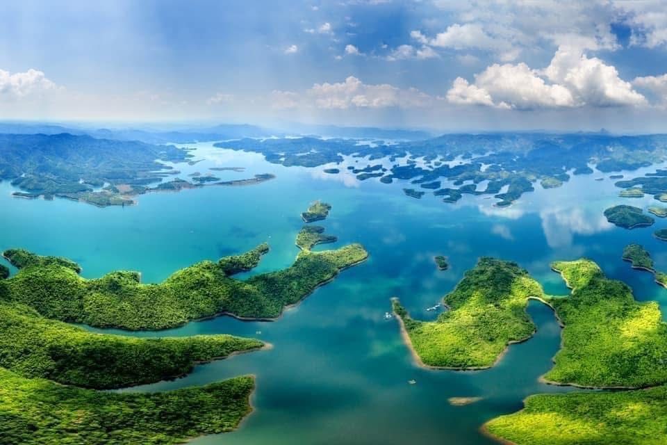 Hồ Tà Đùng với các đảo nhỏ giữa mặt nước